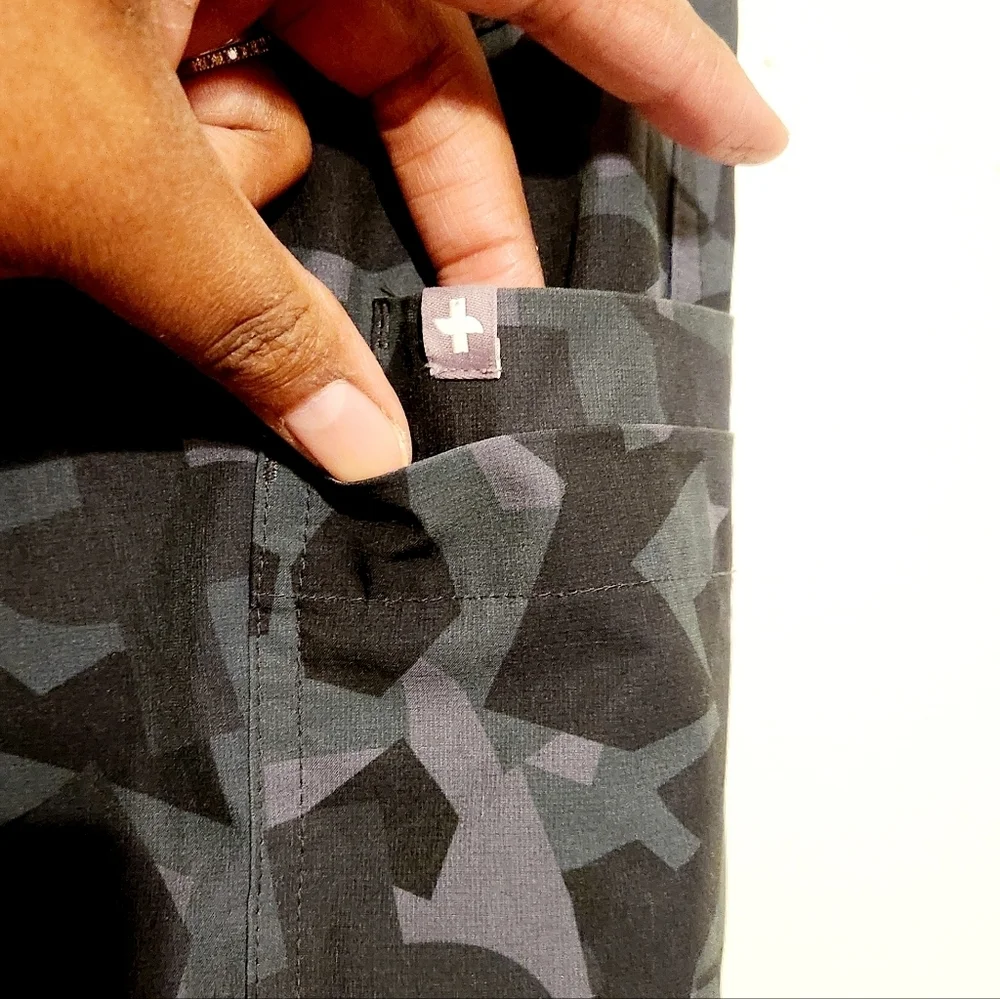 FIGS | Men's Black & Gray Camouflage Cargo Jogger Medical Scrubs Pants (Size XS)